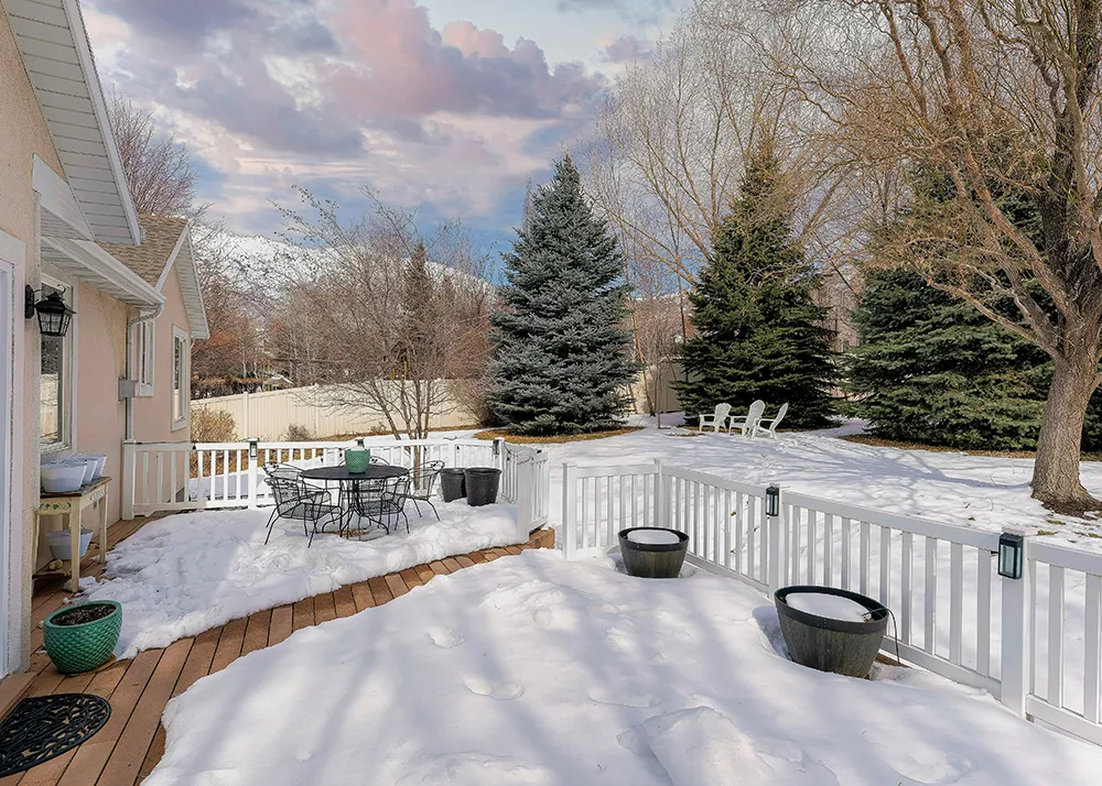 Choosing the Right Materials: A Winter Guide to Wood vs. Composite Decking for a Canadian Climate